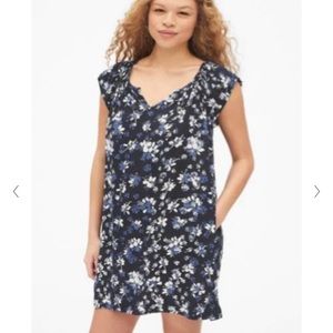 NWOT pocketed v-neck cap sleeve floral mini dress